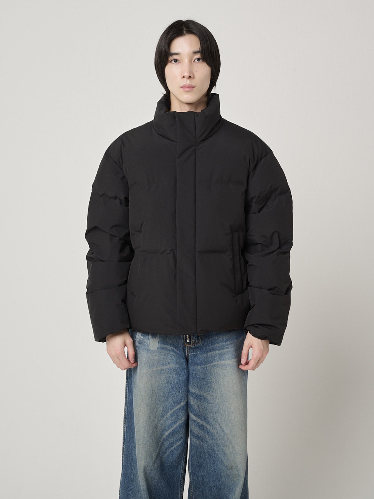 ユニクロで買うべき最強ダウン④シームレスダウンジャケットのフロントジップの着用