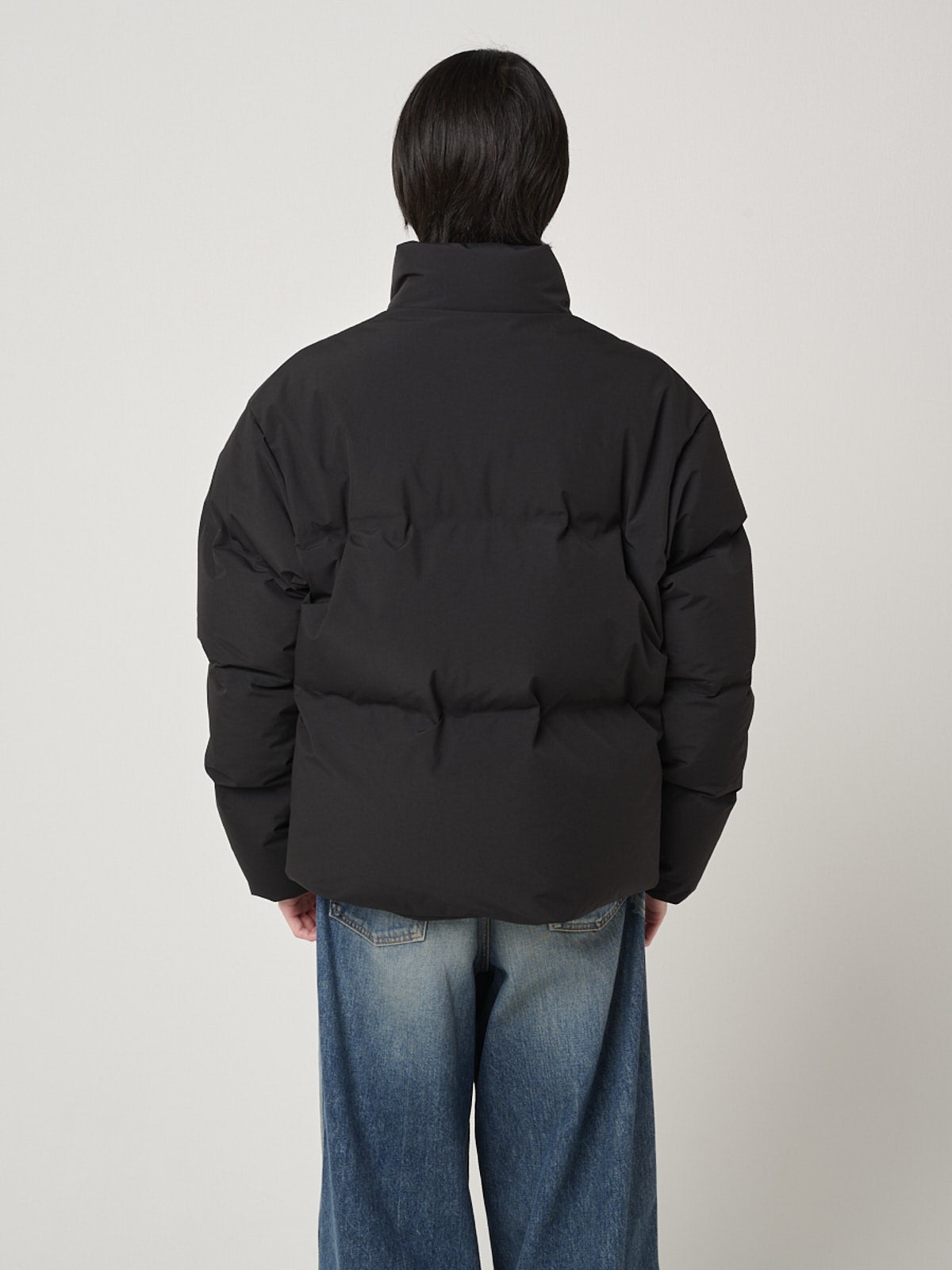 ユニクロで買うべき最強ダウン④シームレスダウンジャケットのフロントジップの着用バック