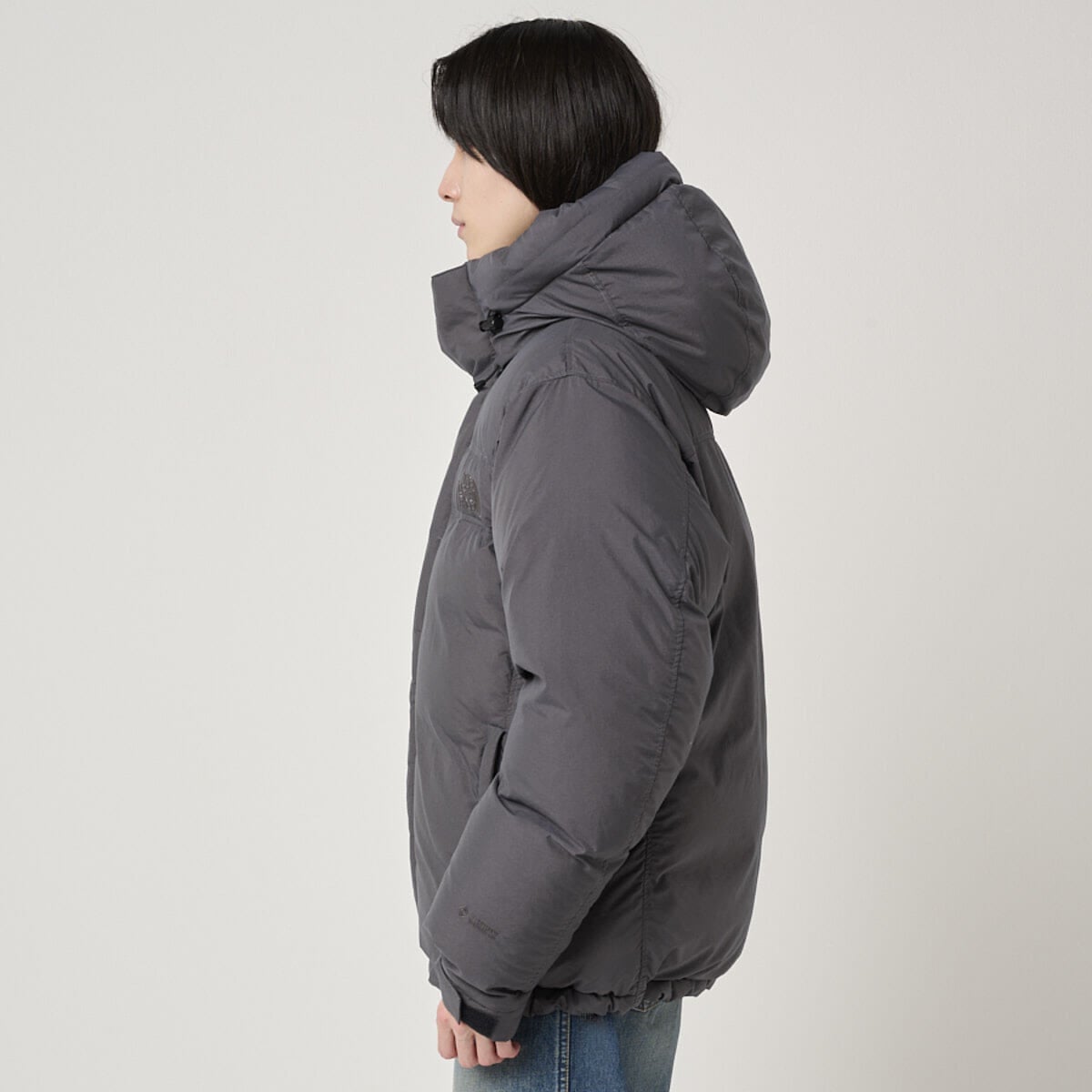 ザ・ノース・フェイスのオルタレーションバフズジャケット ダウンジャケットの着用のサイド