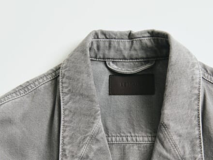 ルメールに「ナイキ」の白スニーカーを合わせて。【おしゃれな人はワークウェアをどう着る？】