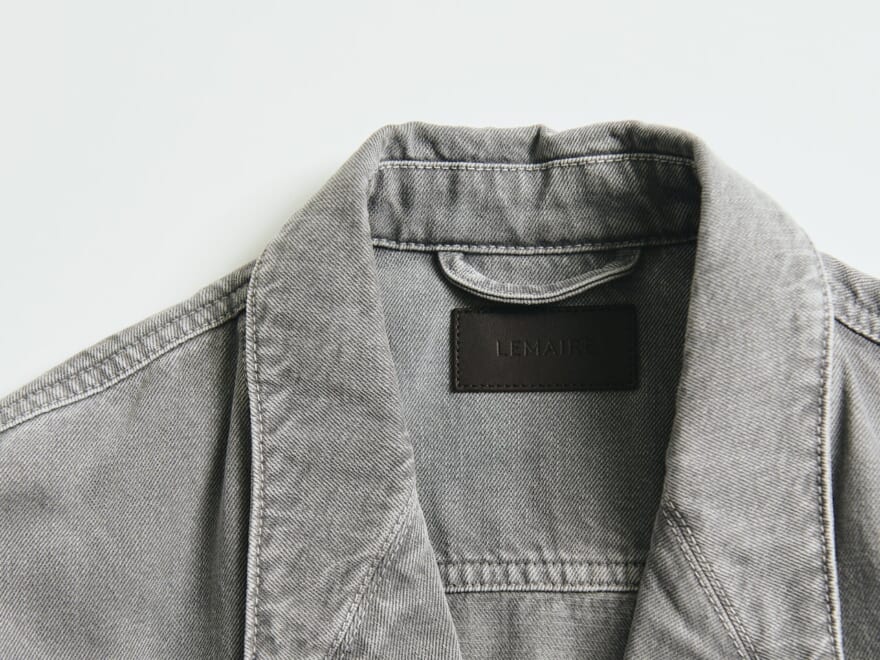 ルメールに「ナイキ」の白スニーカーを合わせて。【おしゃれな人はワークウェアをどう着る?】