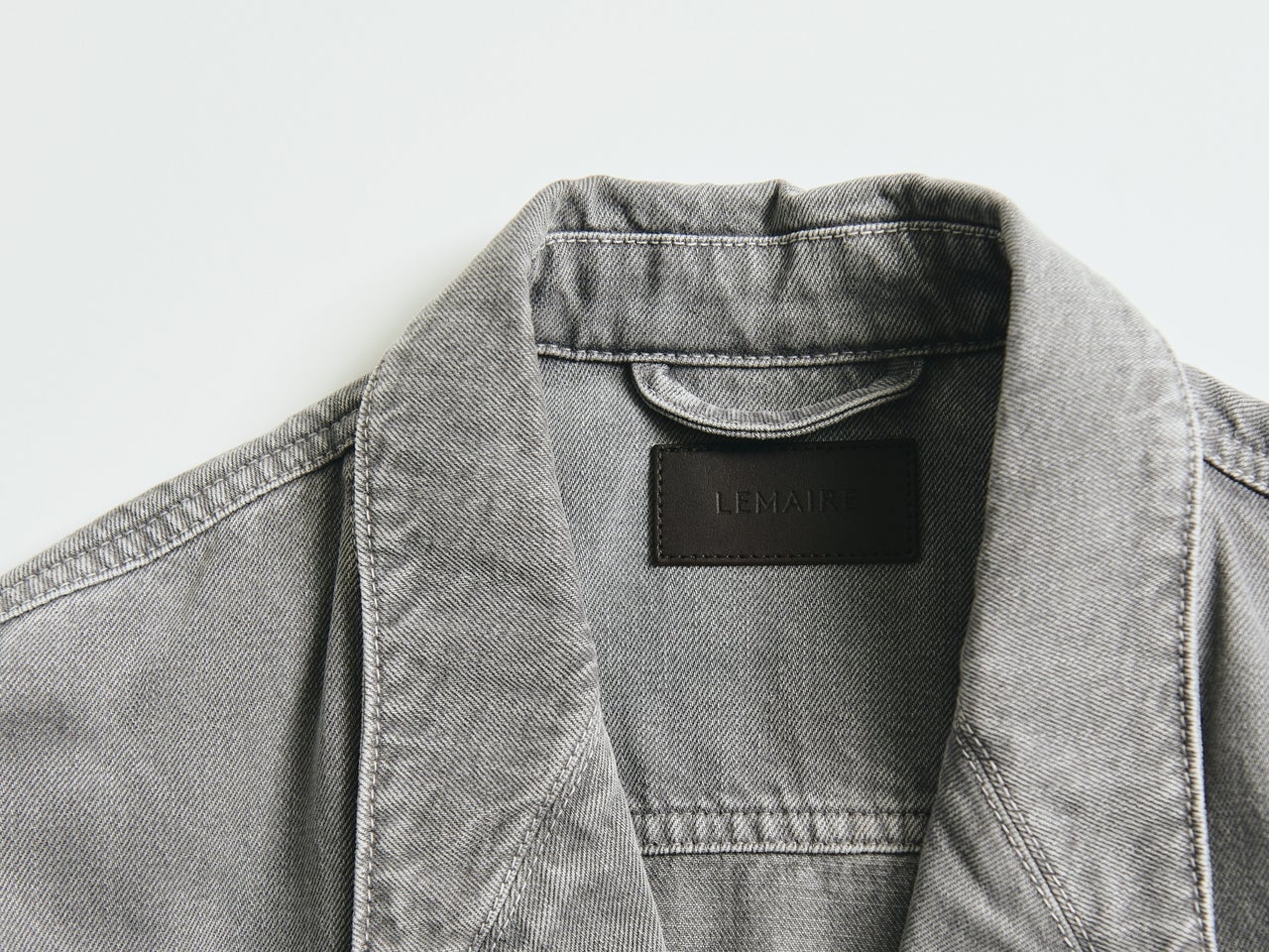 ルメールに「ナイキ」の白スニーカーを合わせて。【おしゃれな人はワークウェアをどう着る？】