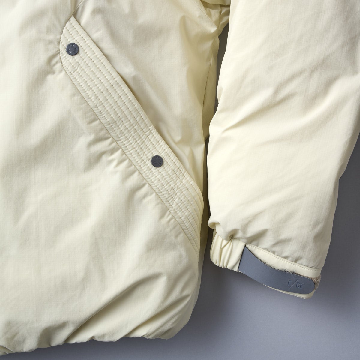 ナンガの新作ダウン ダウンジャケット(エフシーイー×ナンガ)  袖