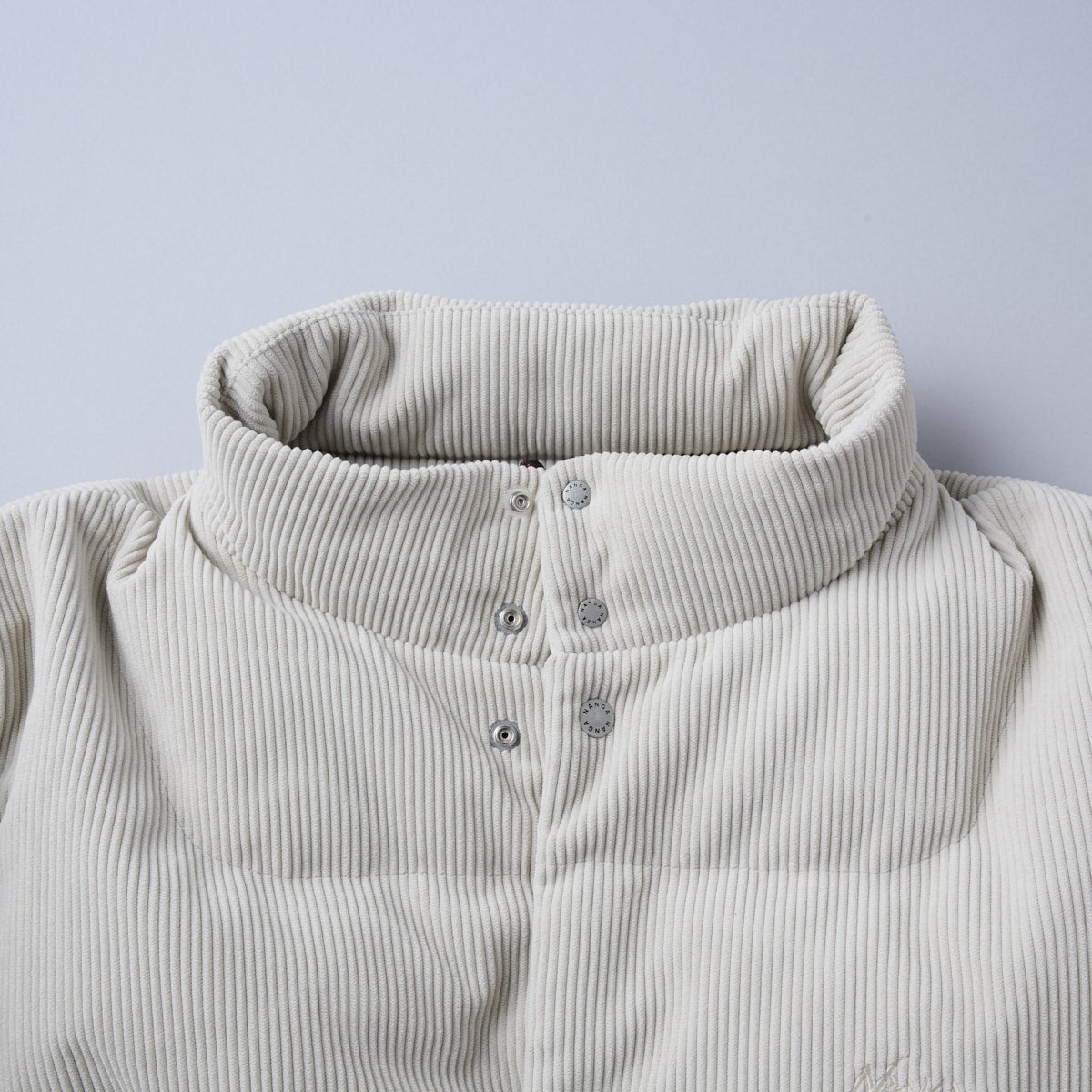 ナンガの新作ダウン コーデュロイダウンジャケット ダウンジャケット 首元