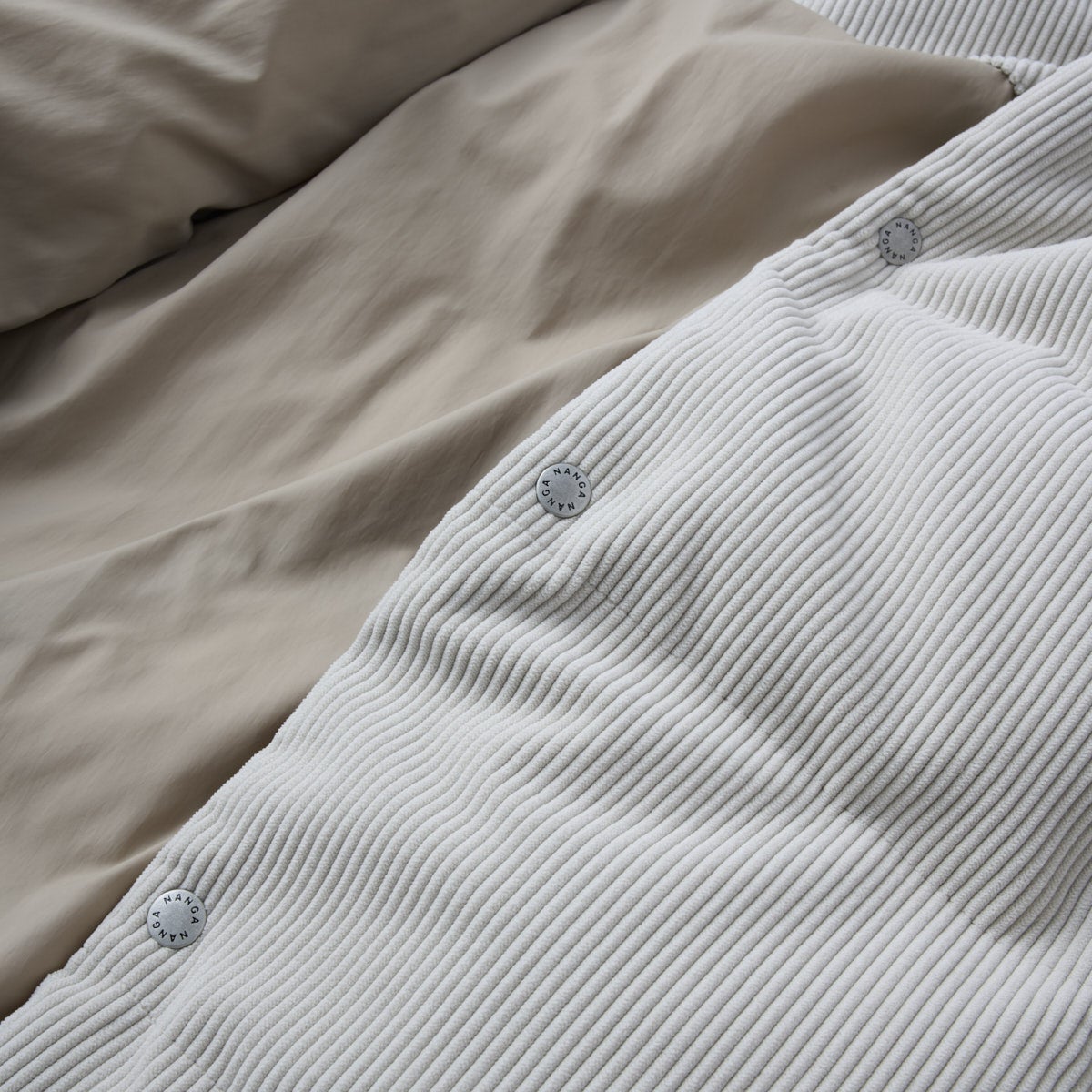 ナンガの新作ダウン コーデュロイダウンジャケット ダウンジャケット アップ