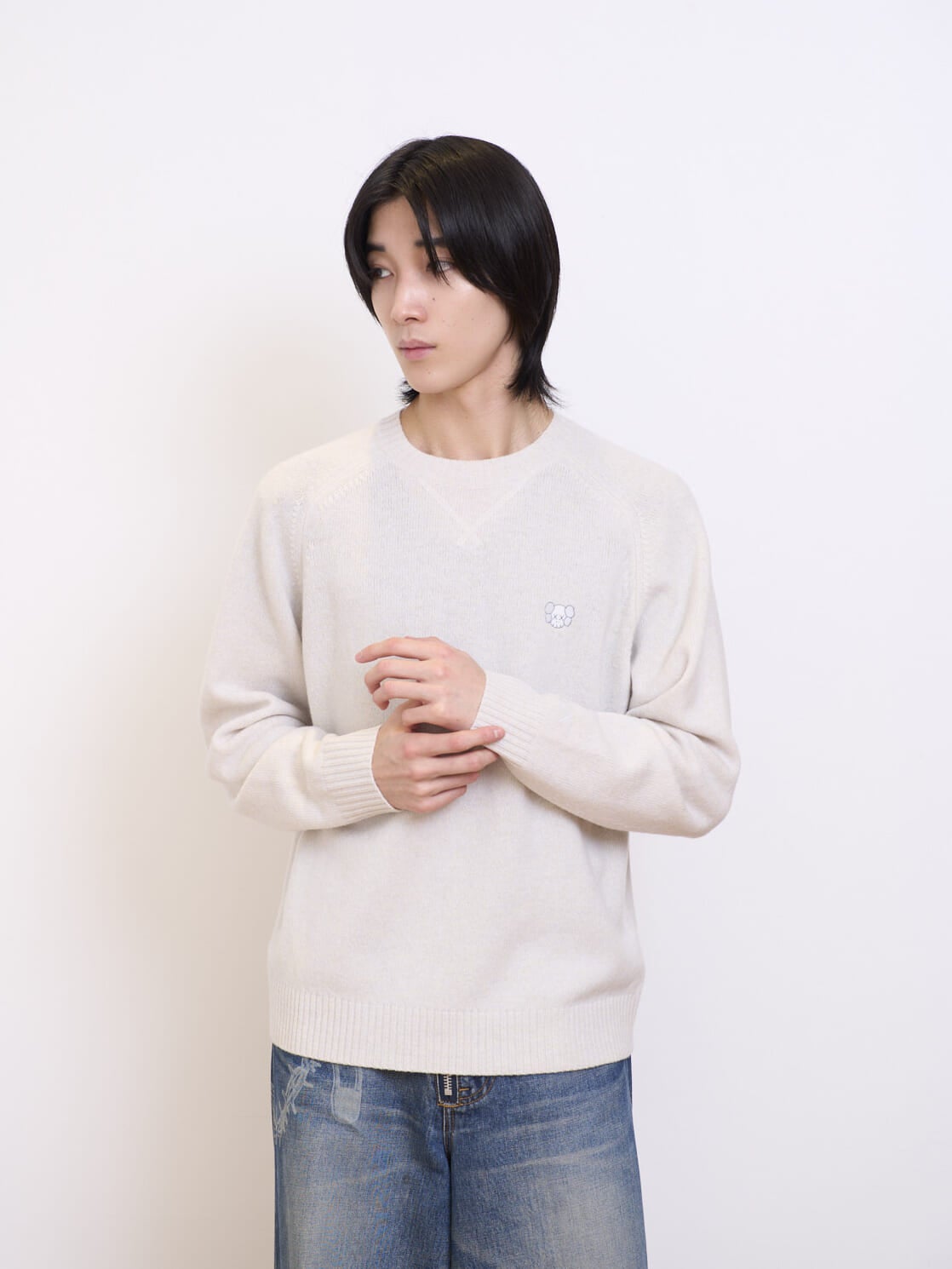 ユニクロとKAWSのコラボ初のニットウェアコレクション／カウズ ウィンター ラムクルーネックセーターを試着＆本音レビューの白