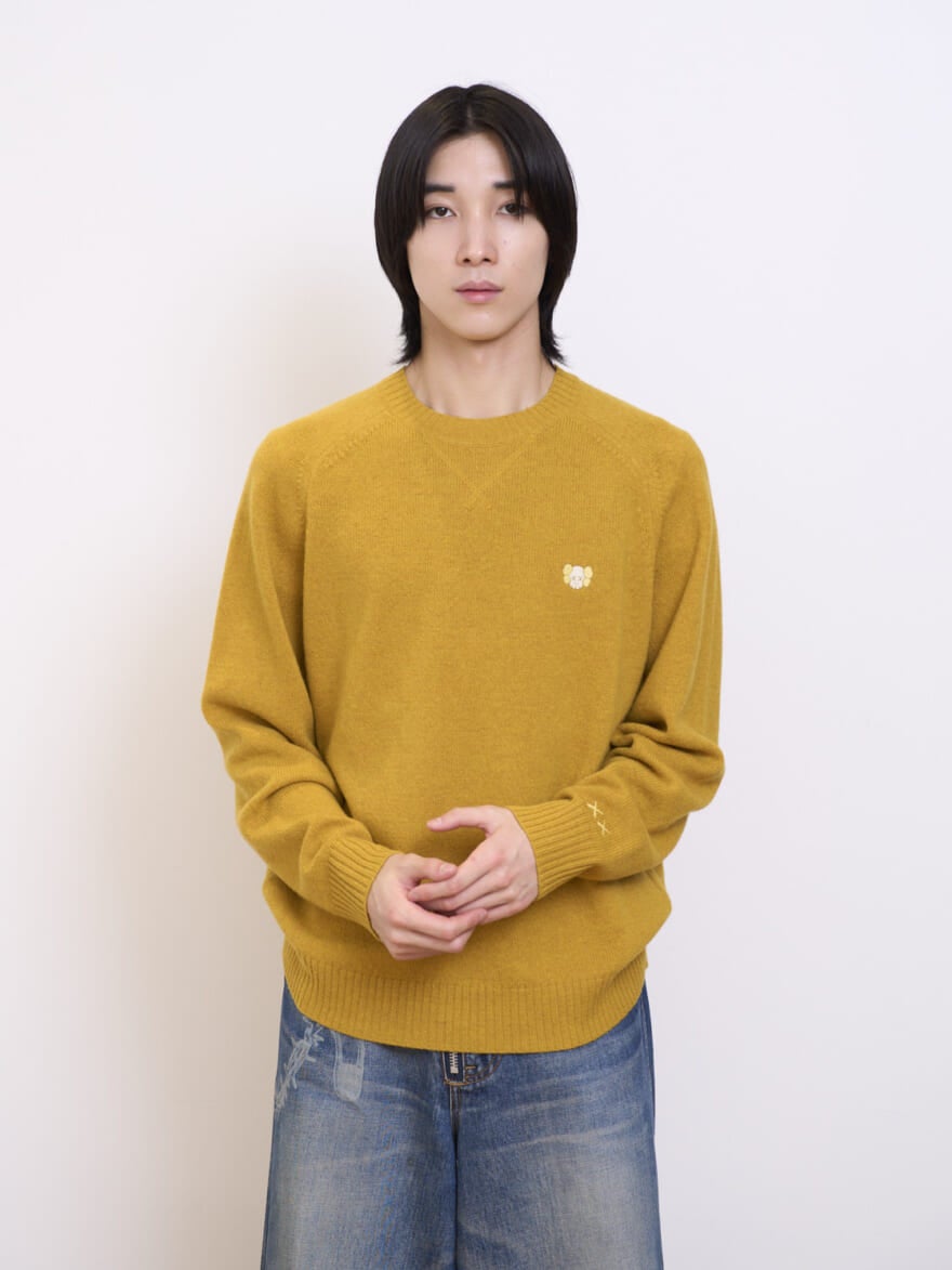 ユニクロとKAWSのコラボ初のニットウェアコレクション／カウズ ウィンター ラムクルーネックセーターを試着＆本音レビューのイエロー