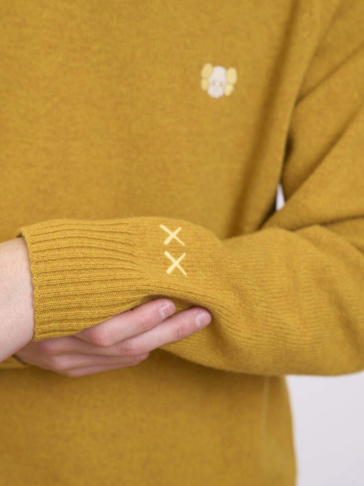 ユニクロとKAWSのコラボ初のニットウェアコレクション／カウズ ウィンター ラムクルーネックセーターを試着＆本音レビューの素材感