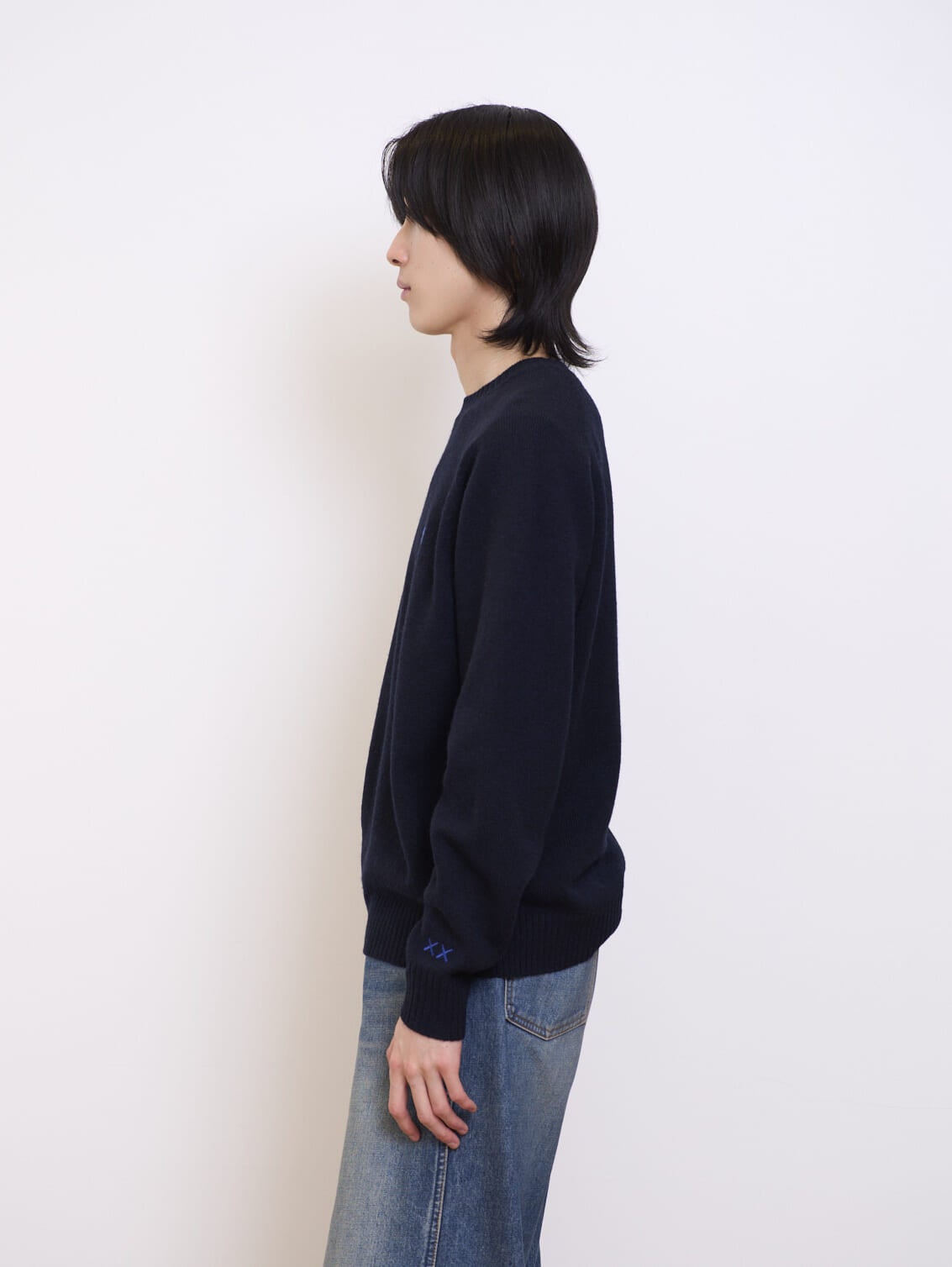 ユニクロとKAWSのコラボ初のニットウェアコレクション／カウズ ウィンター ラムクルーネックセーターを試着＆本音レビューのサイド