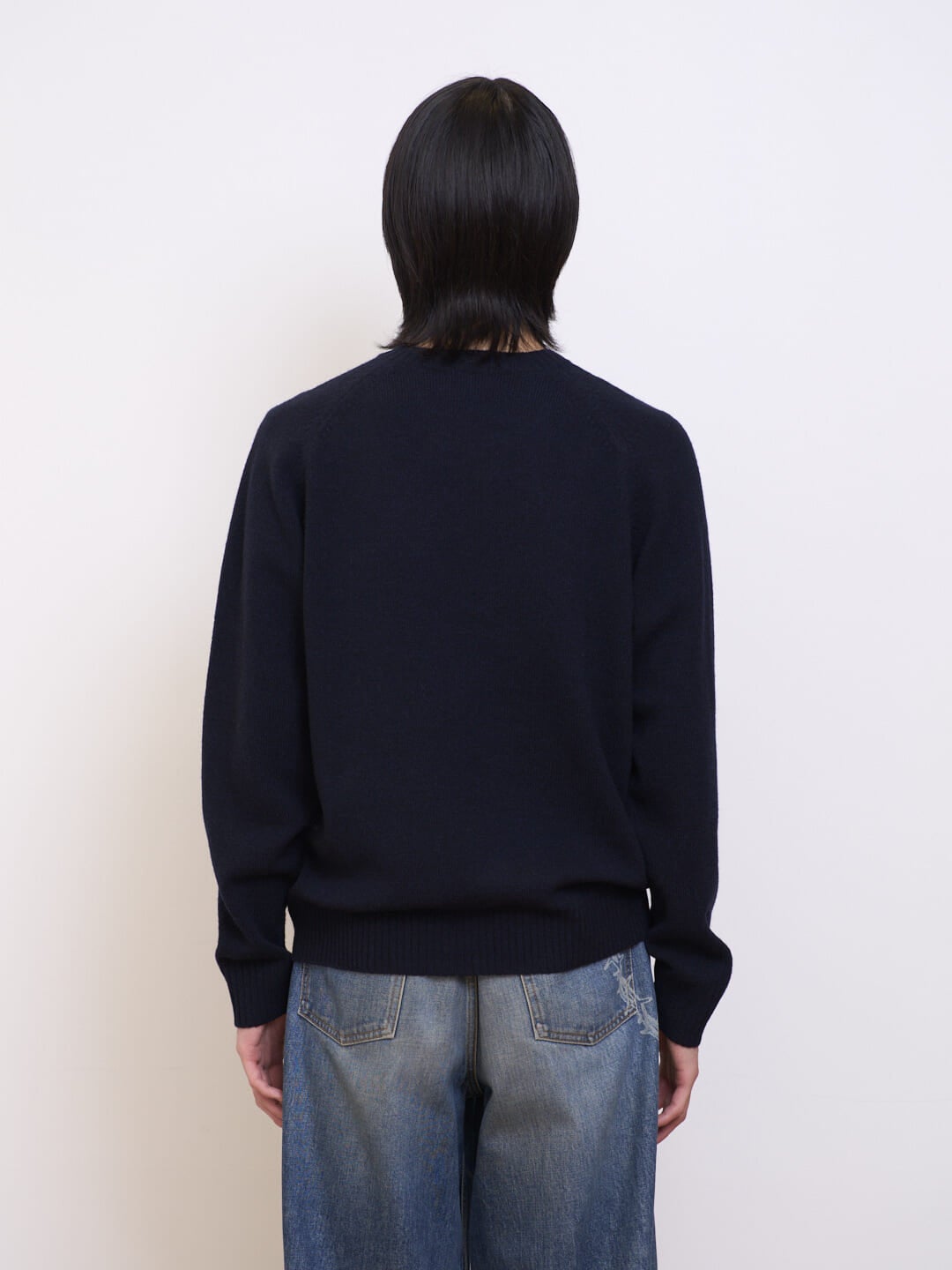 ユニクロとKAWSのコラボ初のニットウェアコレクション／カウズ ウィンター ラムクルーネックセーターを試着＆本音レビューのバック