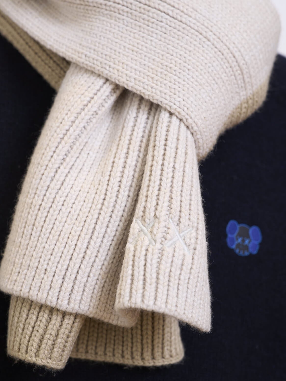 ユニクロとKAWSのコラボ初のニットウェアコレクション／カウズ ウィンター ヒートテックニットマフラーを試着＆本音レビューの素材感