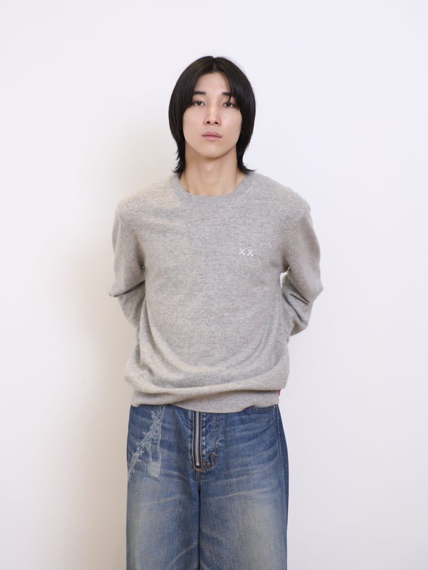 ユニクロとKAWSのコラボ初のニットウェアコレクション／カウズ ウィンター カシミヤクルーネックセーターを試着＆本音レビューのグレー