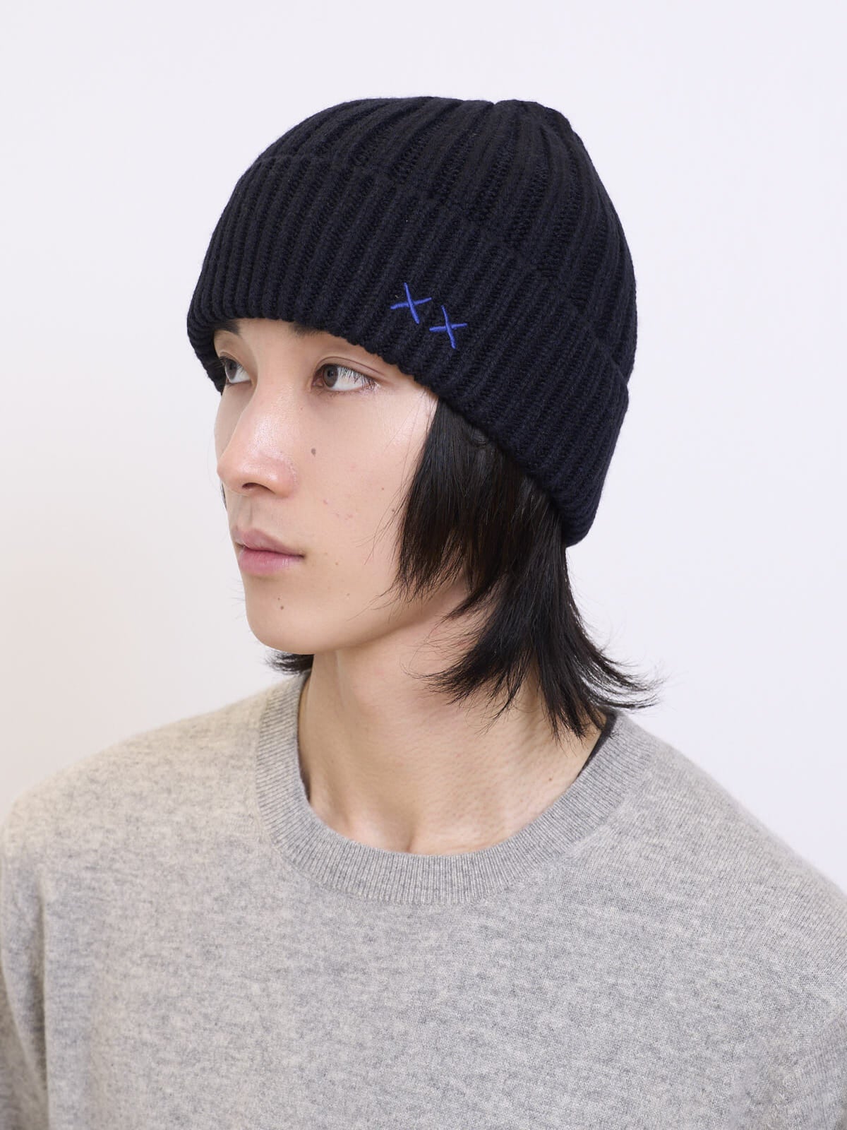 ユニクロとKAWSのコラボ初のニットウェアコレクション／カウズ ウィンター ヒートテックニットキャップを試着＆本音レビューのサイドロゴ