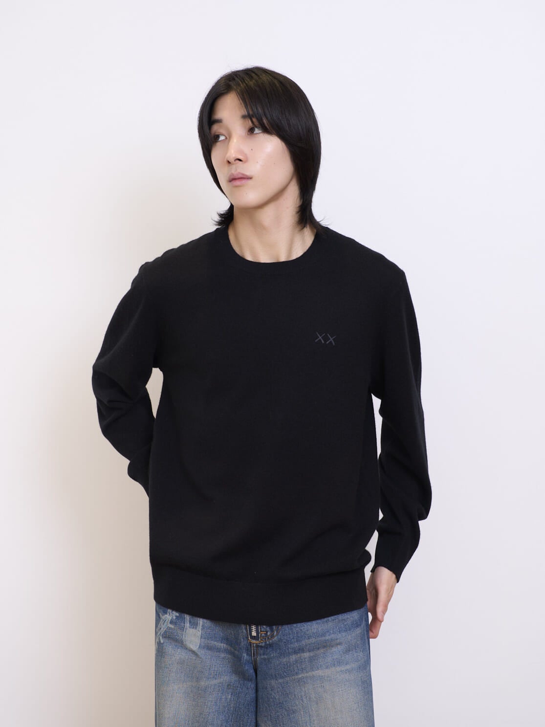 ユニクロとKAWSのコラボ初のニットウェアコレクション／カウズ ウィンター カシミヤクルーネックセーターを試着＆本音レビューのブラック