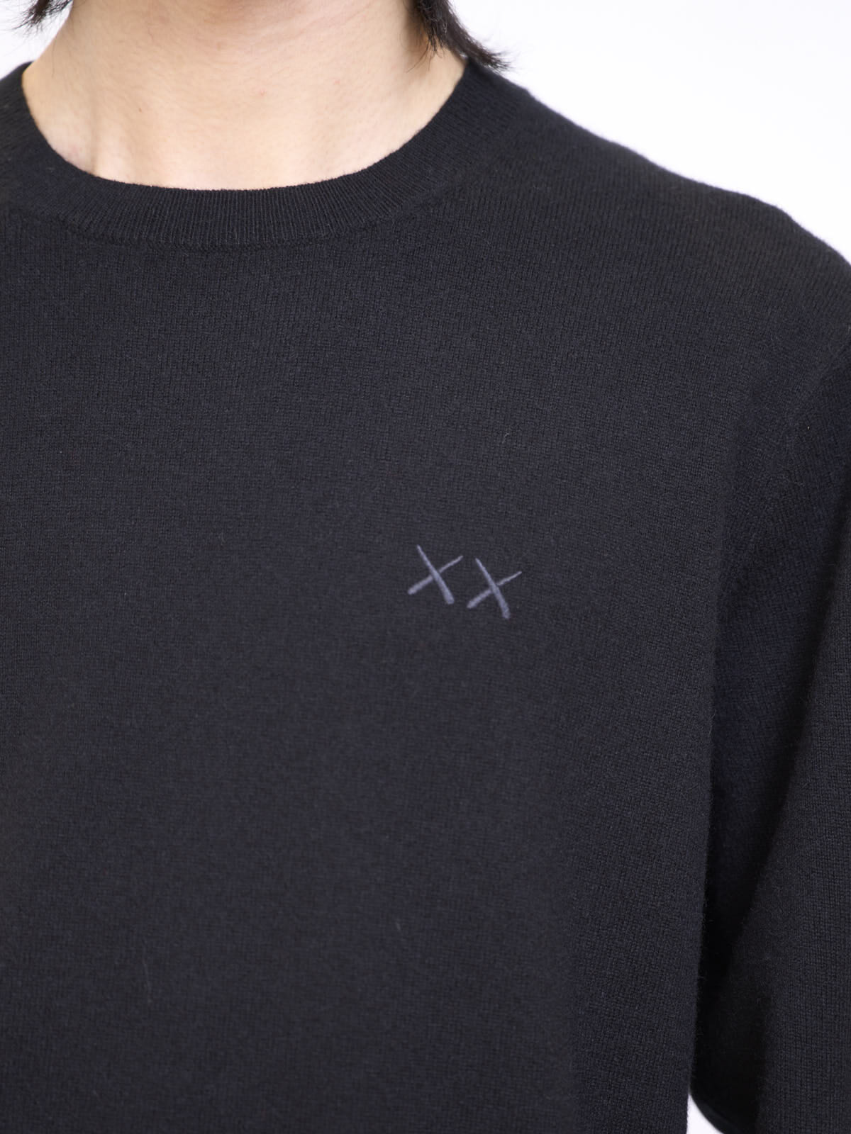 ユニクロとKAWSのコラボ初のニットウェアコレクション／カウズ ウィンター カシミヤクルーネックセーターを試着＆本音レビューの胸ロゴ