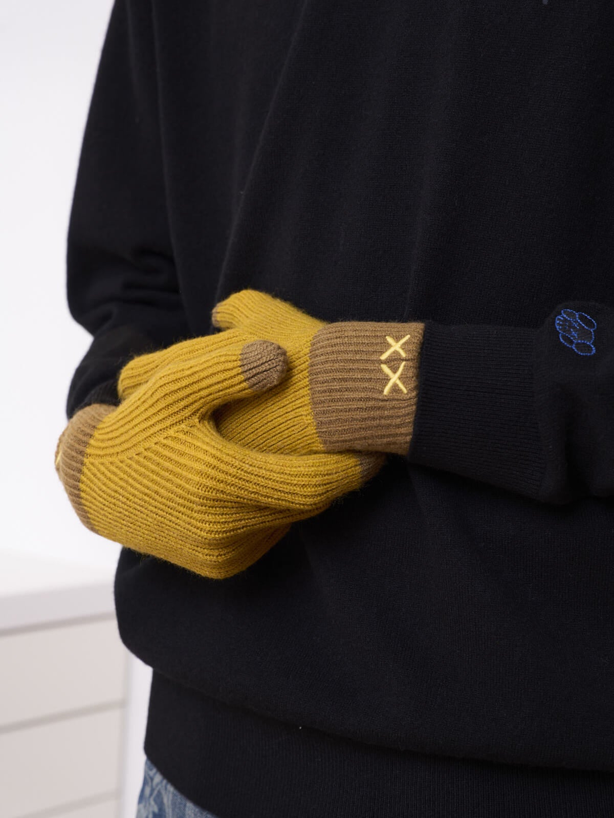 ユニクロとKAWSのコラボ初のニットウェアコレクション／カウズ ウィンター ヒートテックニットグローブを試着＆本音レビューのロゴ