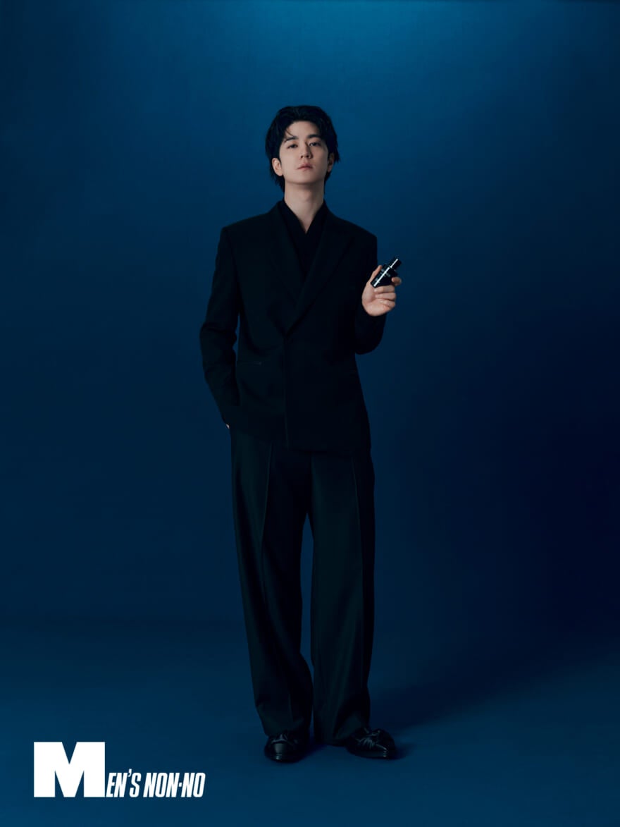 ディオールのメンズ向け香水「ソヴァージュ」を手に持つ中島裕翔さん　全身コーディネート