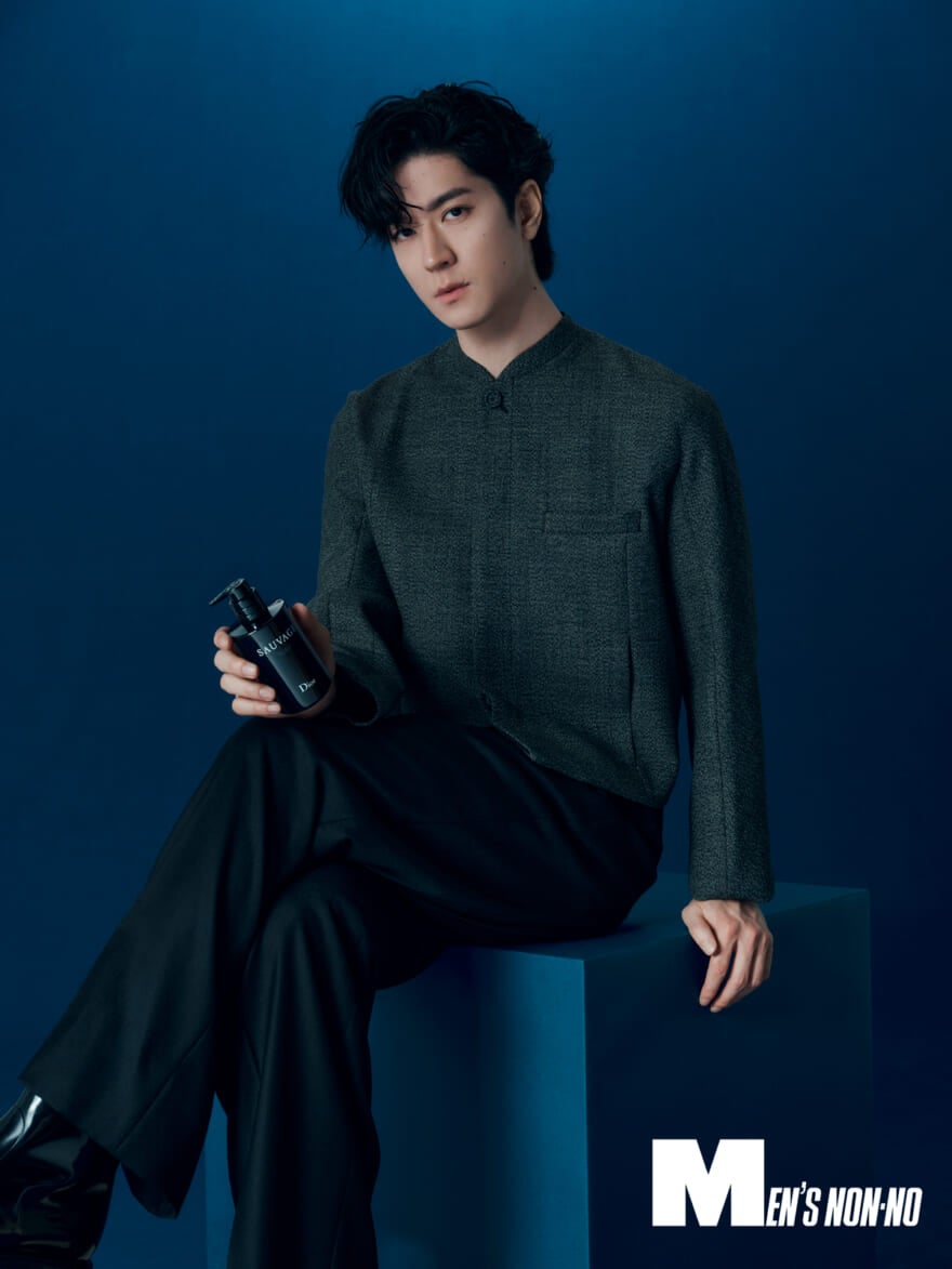 ディオールのメンズ向け香水「ソヴァージュ」を手に持つ中島裕翔さん２