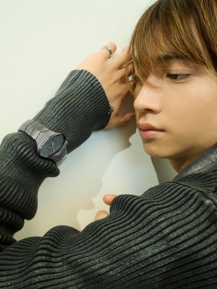 「オーバルD」のモチーフを使ったディーゼルのメンズ用腕時計を着用する俳優の庄司浩平さん DIESEL