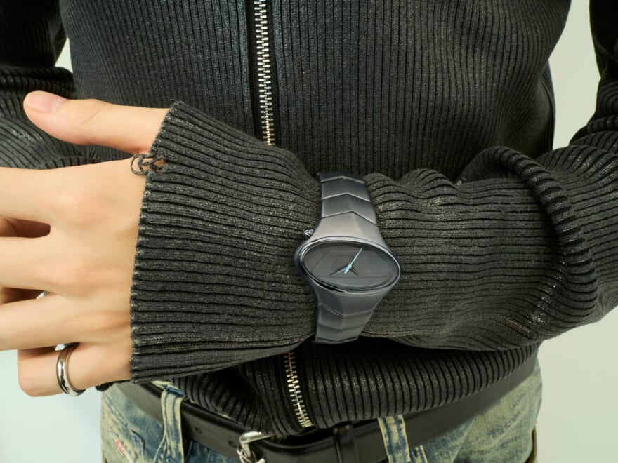 「オーバルD」をモチーフとしたディーゼルの2025年秋冬のメンズ用腕時計