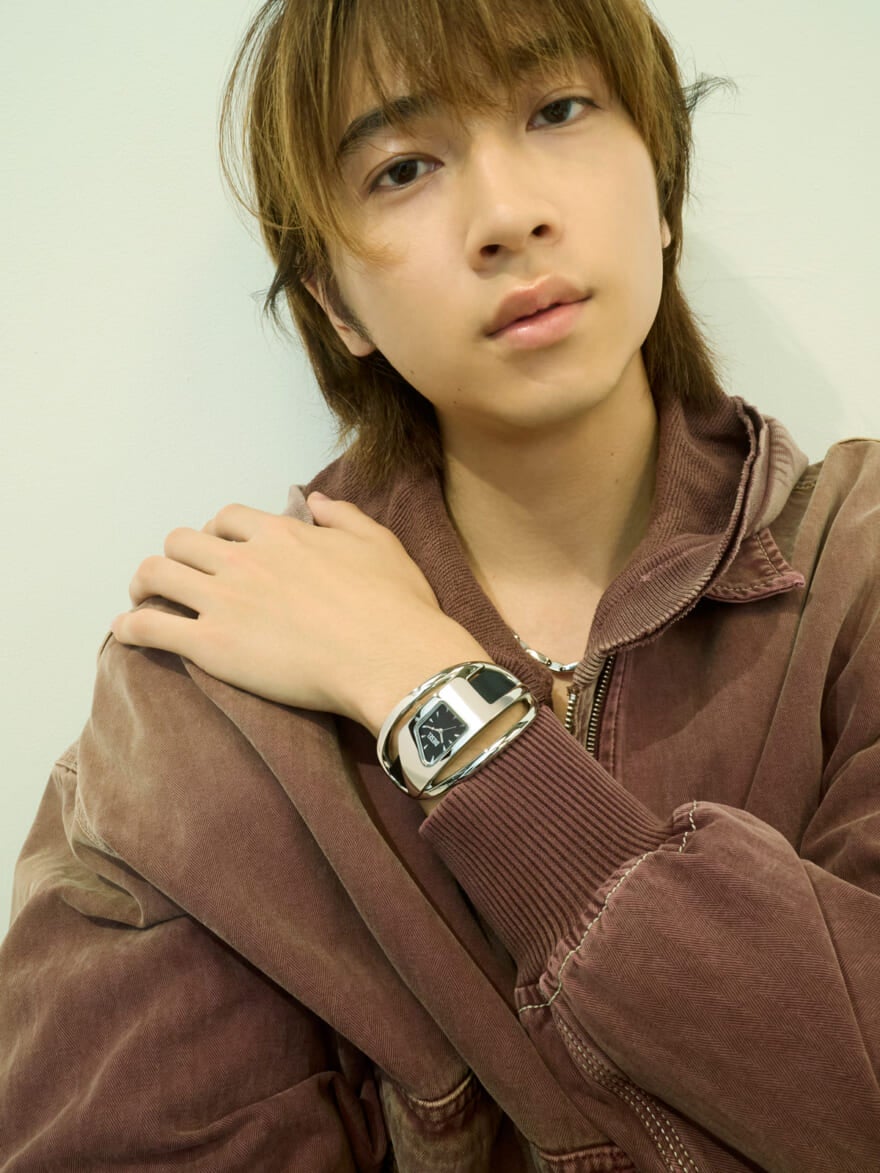 Dのロゴをあしらったディーゼルのメンズ用腕時計を着用する俳優の庄司浩平さん DIESEL