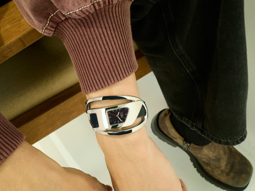 ディーゼルの2025年秋冬のメンズ用腕時計「WRAP-D」