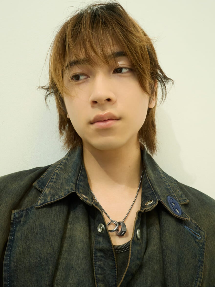 ディーゼルの2025年秋冬の新作アクセサリーを着用する俳優の庄司浩平さん