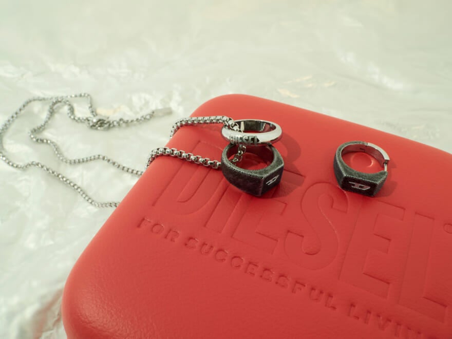 ディーゼルの2025年秋冬の新作メンズ用ネックレスとピアス