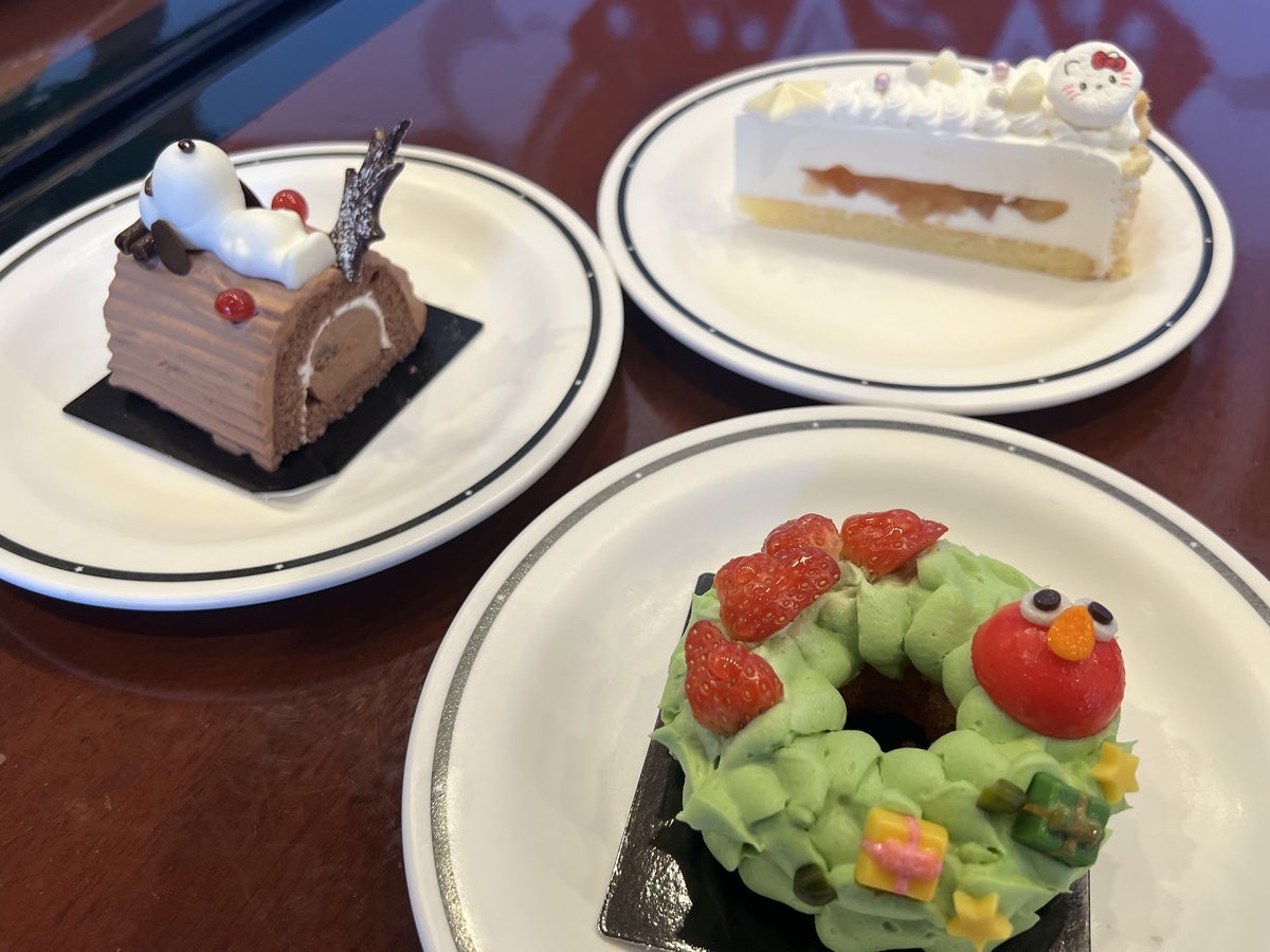 （左）ブッシュドノエル 〜ショコラ&マロン〜¥900 （右上）ホワイトツリーケーキ 〜アップル&ヨーグルト〜¥900 （右下）リースケーキ 〜キャラメル＆ピスタチオクリーム〜¥900