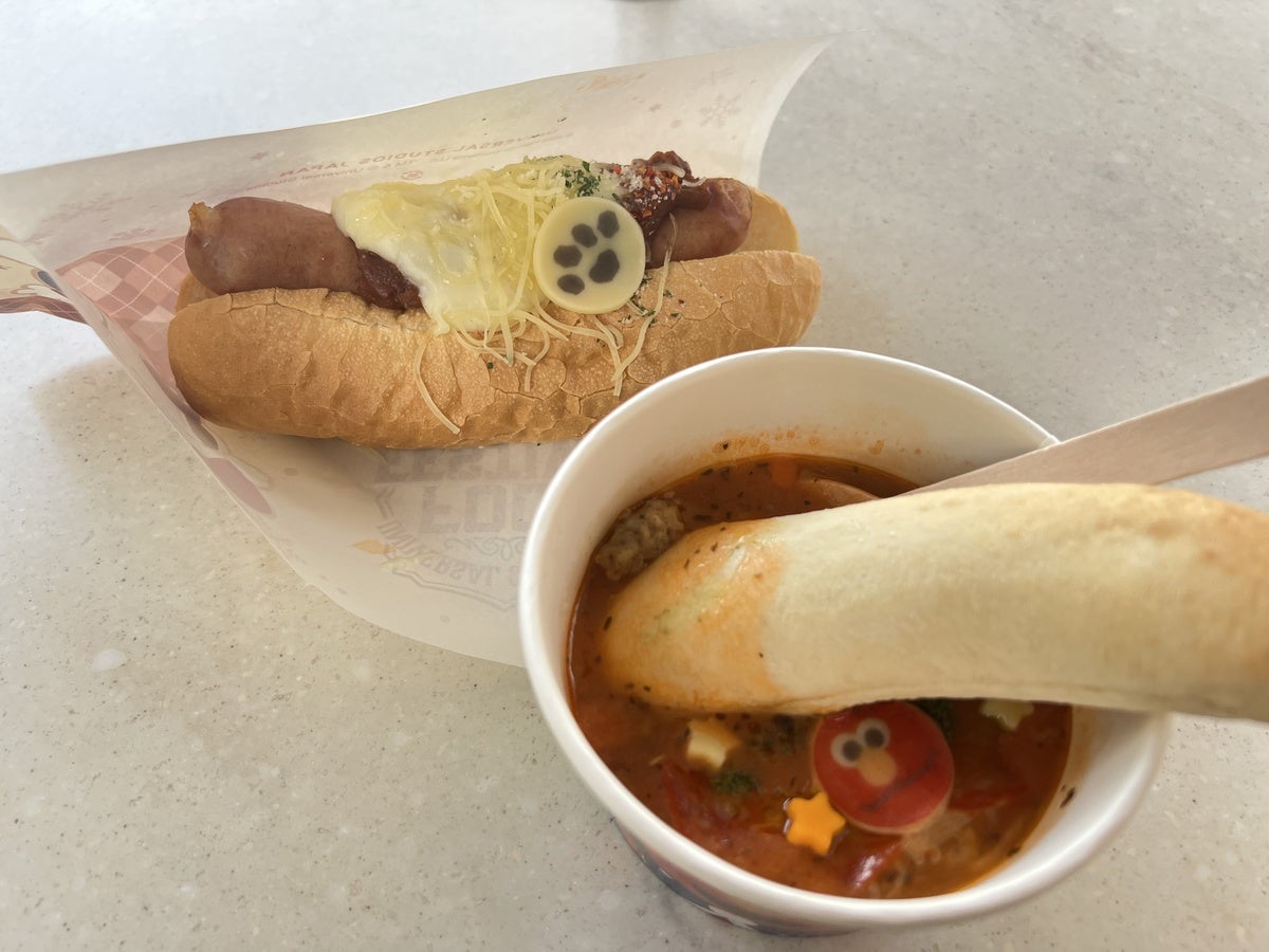 （右）ピザスープ〜ペパロニ＆トマト〜¥900 ピザ生地をゴロゴロ具材が嬉しいスープに浸して食べるあったかメニュー！ （左）プレミアム・ドッグ 〜クリーム＆ミートソース〜¥1,200