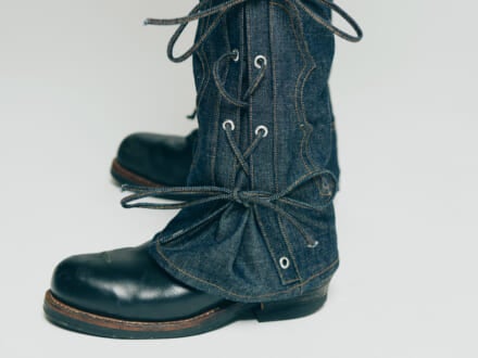 デザインのきいたジーンズはデニム オン デニム&ブーツで大人っぽく。【おしゃれな人はワークウェアをどう着る?】