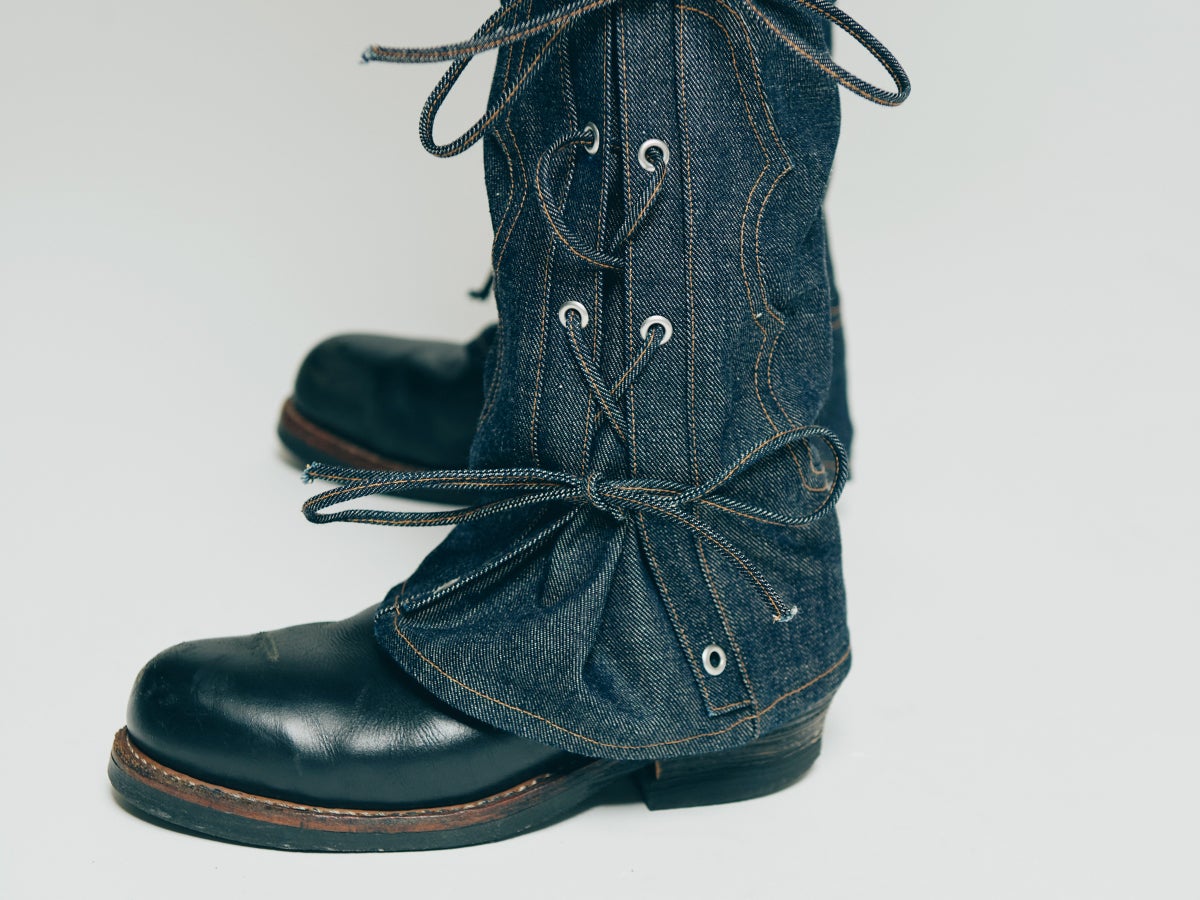 デザインのきいたジーンズはデニム オン デニム＆ブーツで大人っぽく。【おしゃれな人はワークウェアをどう着る？】