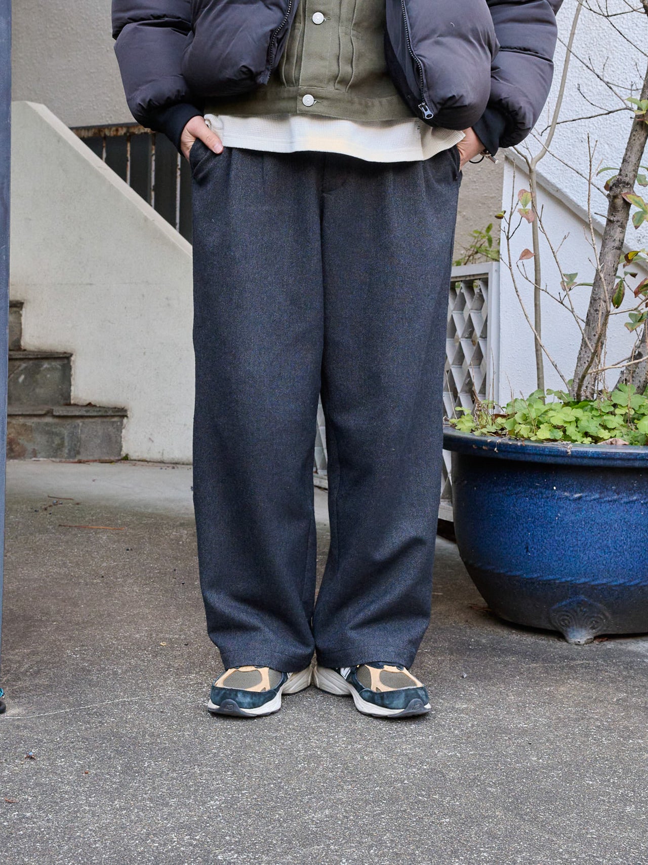 勝亦諒さん＿スニーカースナップ＿サタデーズニューヨークシティのパンツ正面