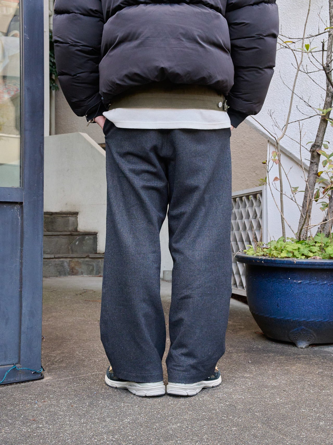 勝亦諒さん＿スニーカースナップ＿サタデーズニューヨークシティのパンツバック