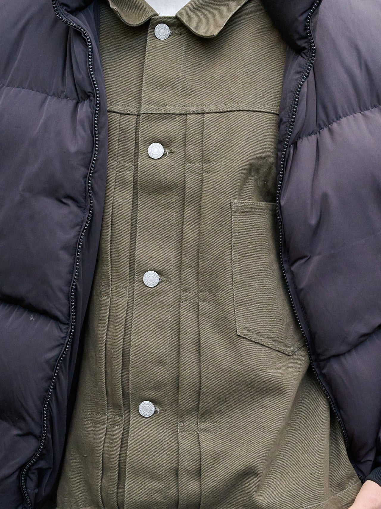 勝亦諒さん＿サタデーズニューヨークシティのシャツ寄り