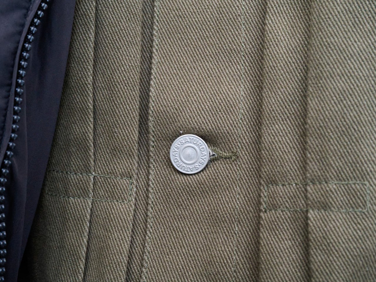 勝亦諒さん＿サタデーズニューヨークシティのシャツボタン寄り