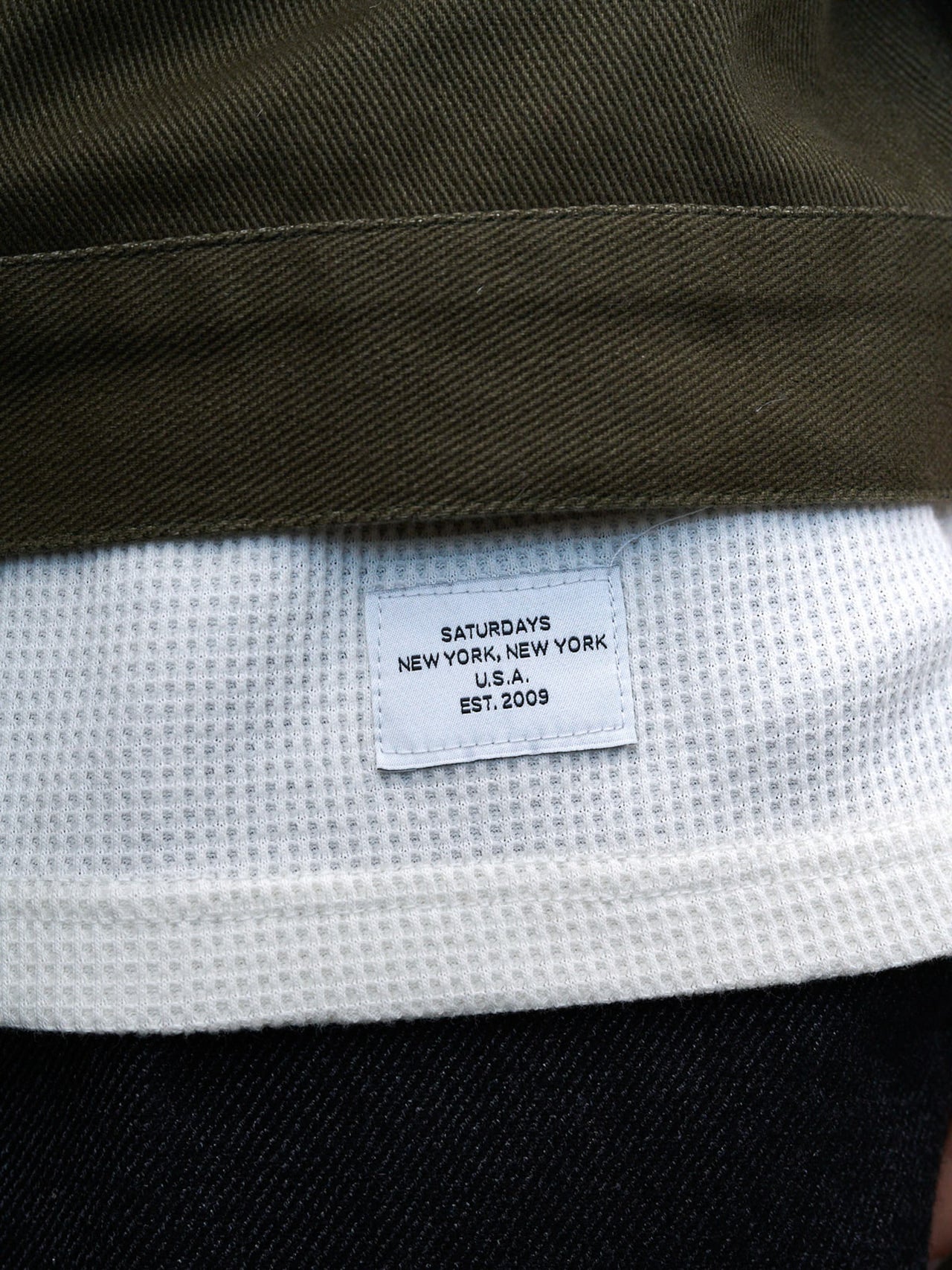 勝亦諒さん＿サタデーズニューヨークシティのカットソーロゴ寄り