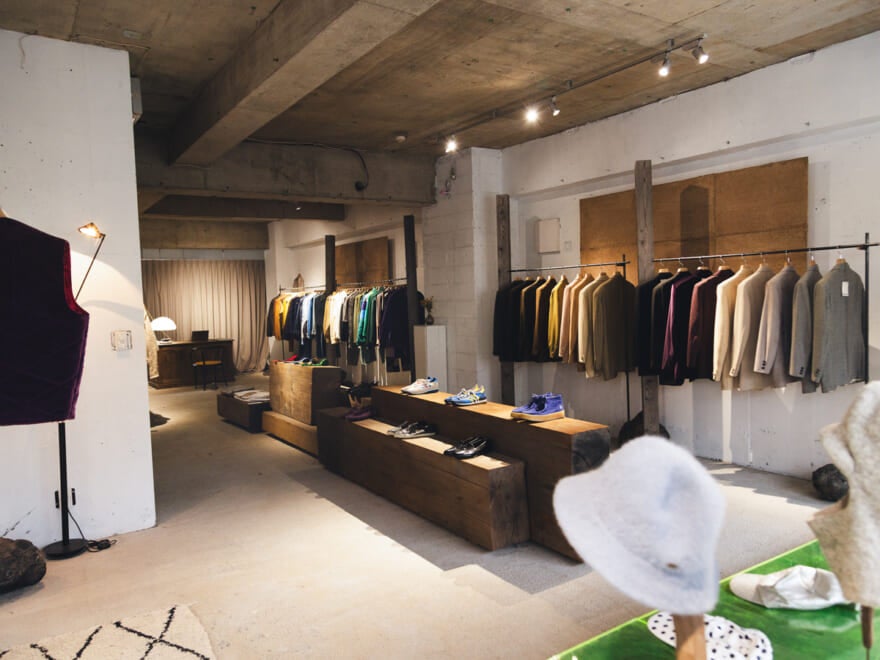 古着店ヨウランの店内内観。ラックが並んでいる。