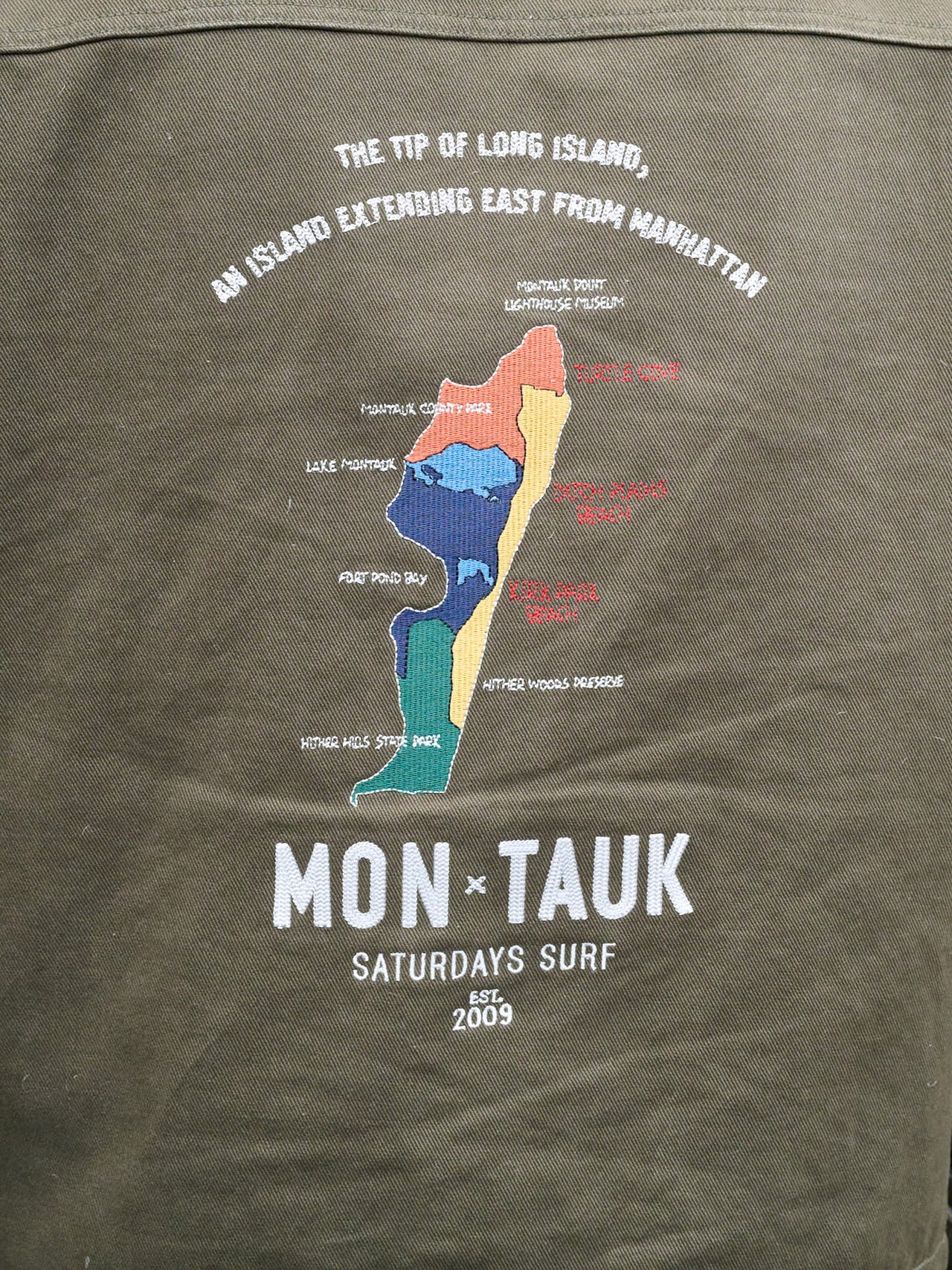 勝亦諒さん＿スニーカースナップ＿サタデーズニューヨークシティのシャツ裏ロゴ寄り