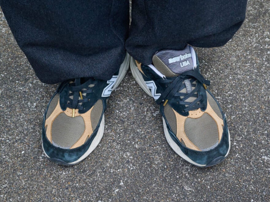 スニーカースナップ＿ニューバランスのスニーカー990V3俯瞰