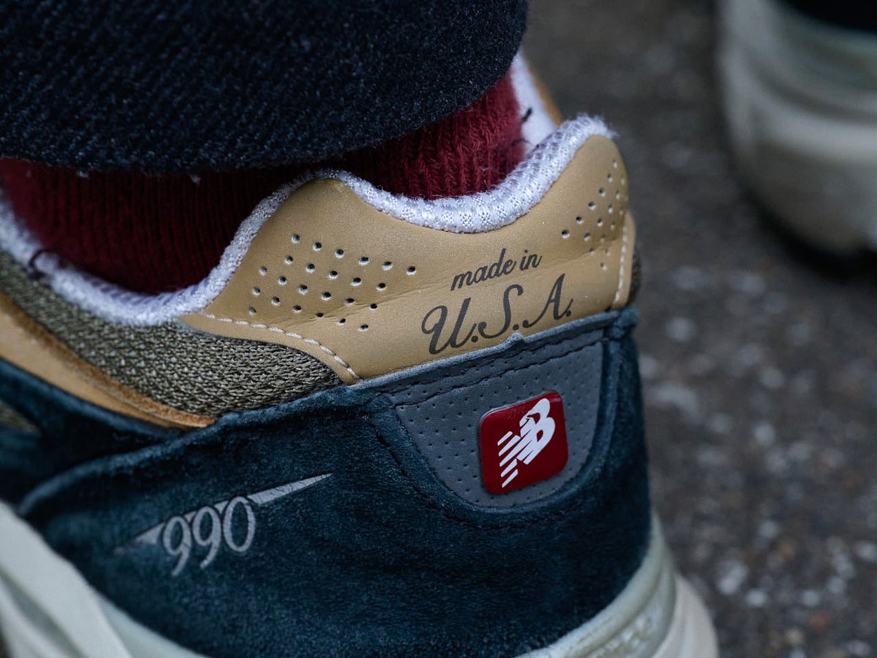 スニーカースナップ＿ニューバランスのスニーカー990V3後ろ