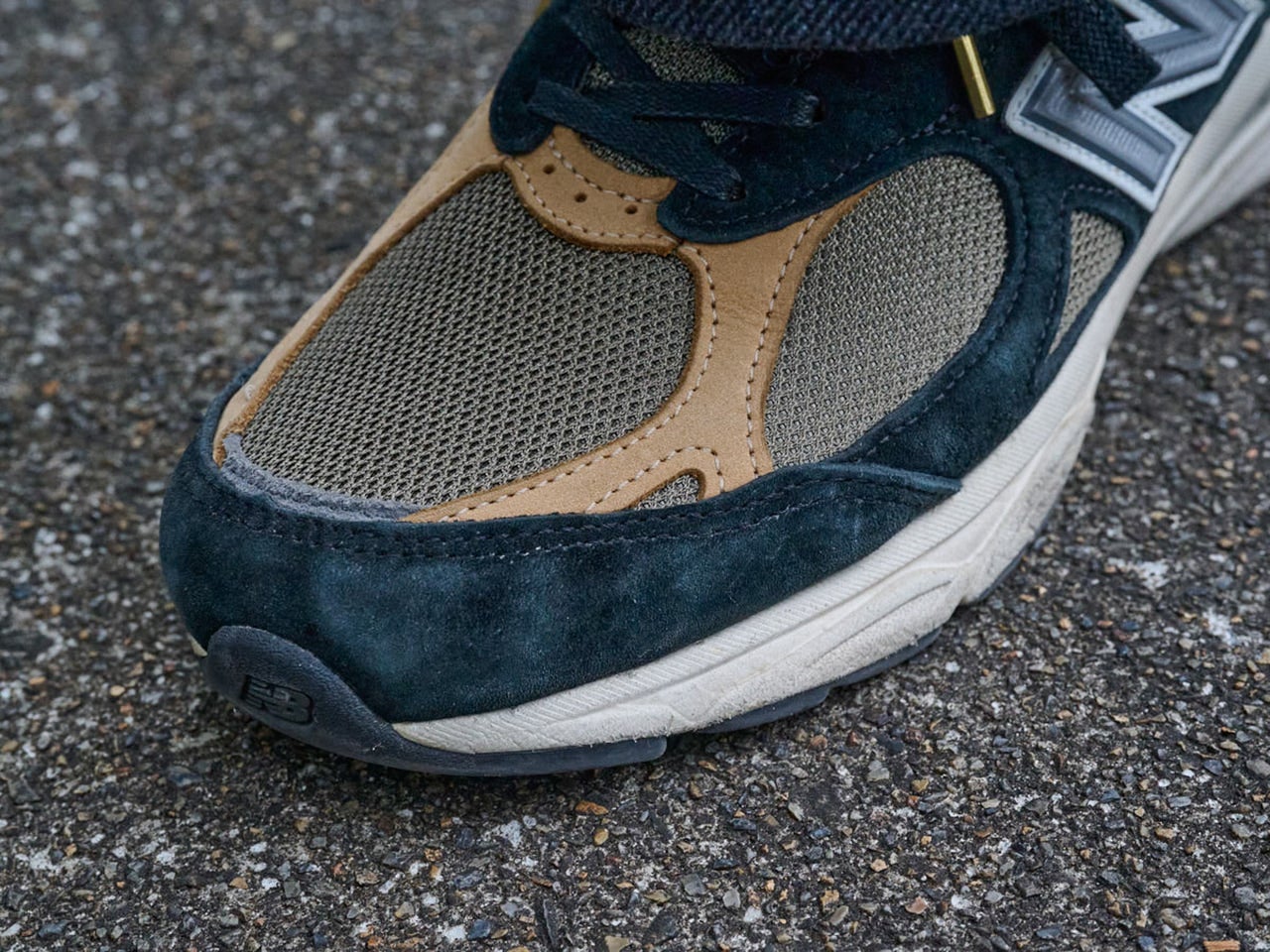 スニーカースナップ＿ニューバランスのスニーカー990V3トゥ寄り