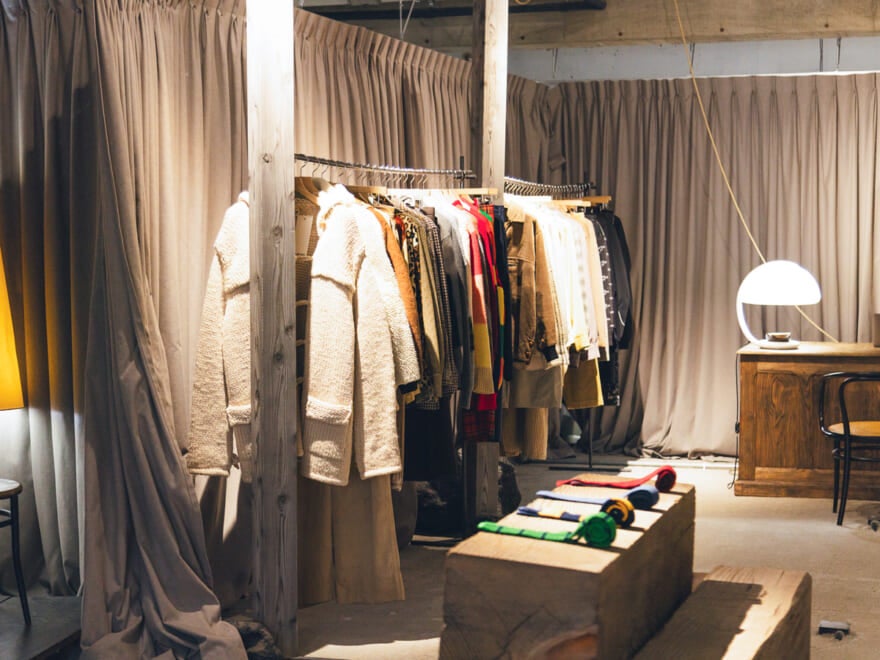 古着店ヨウランの店内。アウターが並ぶラック。