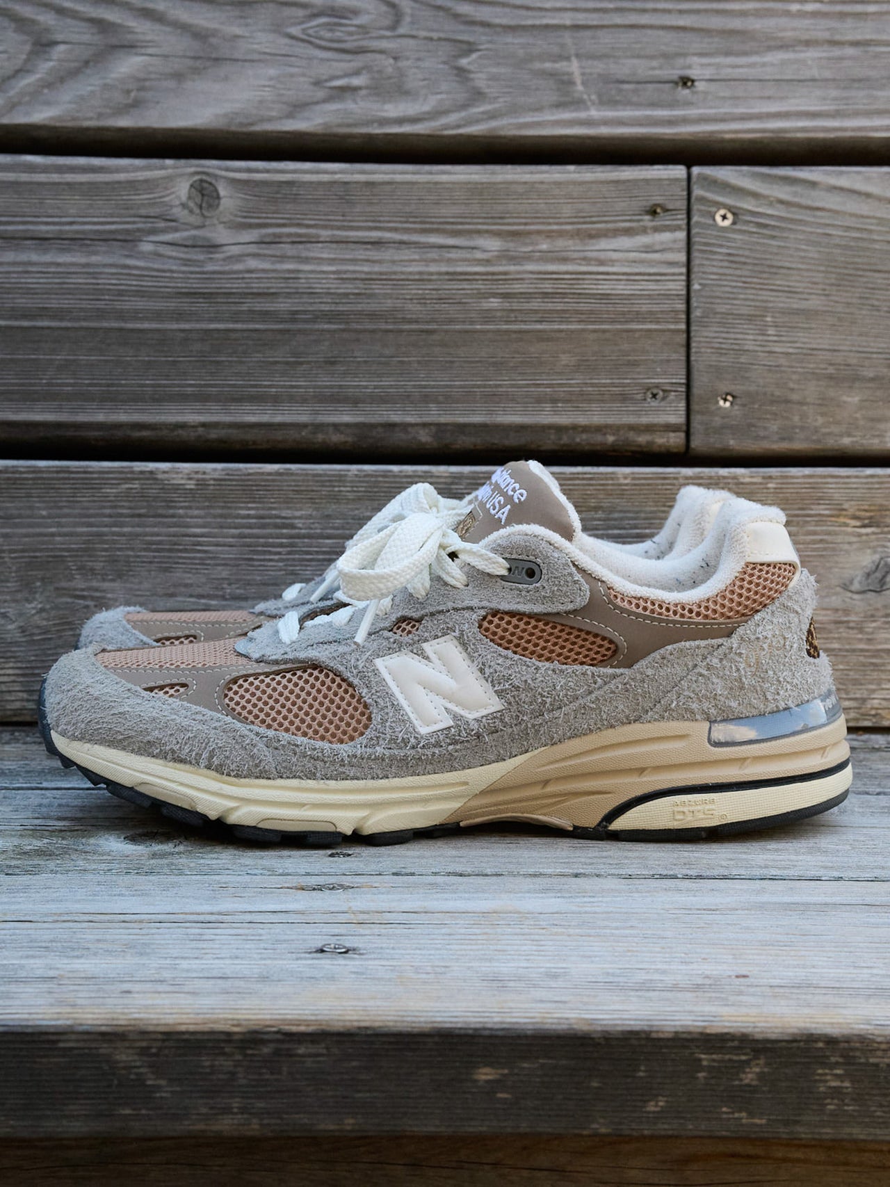 スニーカースナップ＿ニューバランスのスニーカー993サイド