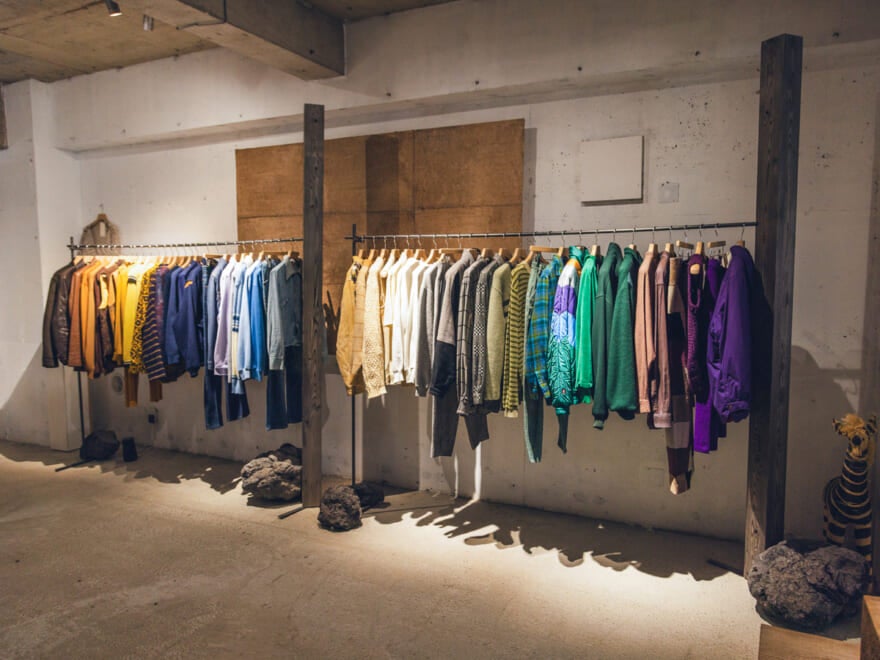 古着店ヨウランの店内。服が並ぶラック。