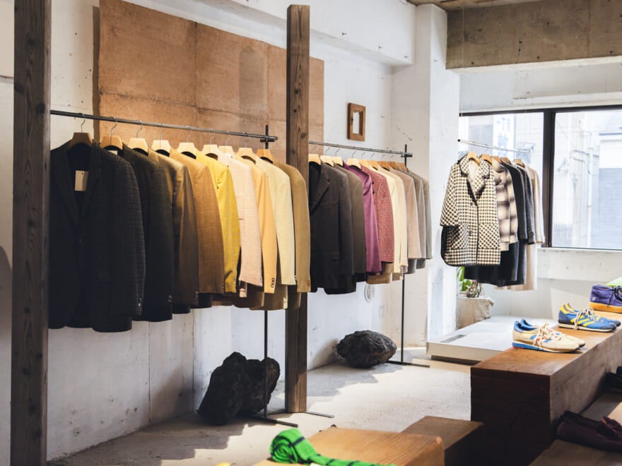 古着店ヨウランの店内。こちらのラックにもアウターが並べられている。