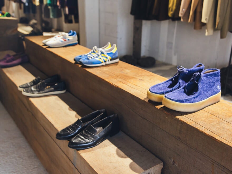 古着店ヨウランの店内。棚にシューズが並べられている。