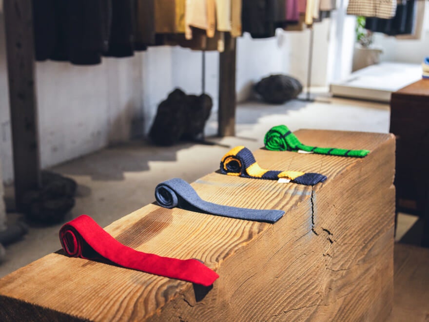 古着店ヨウランの店内。棚にネクタイが並んでいる。