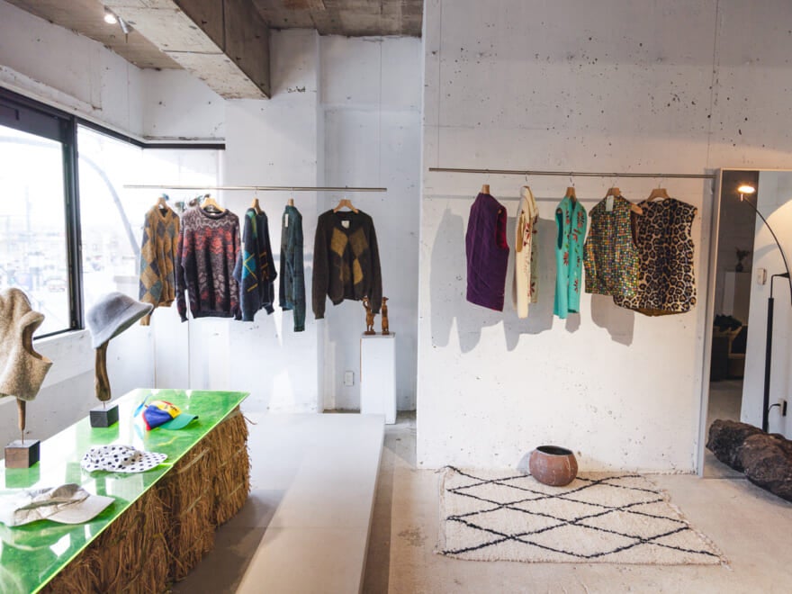 古着店ヨウランの店内。ゆとりがあるラック。