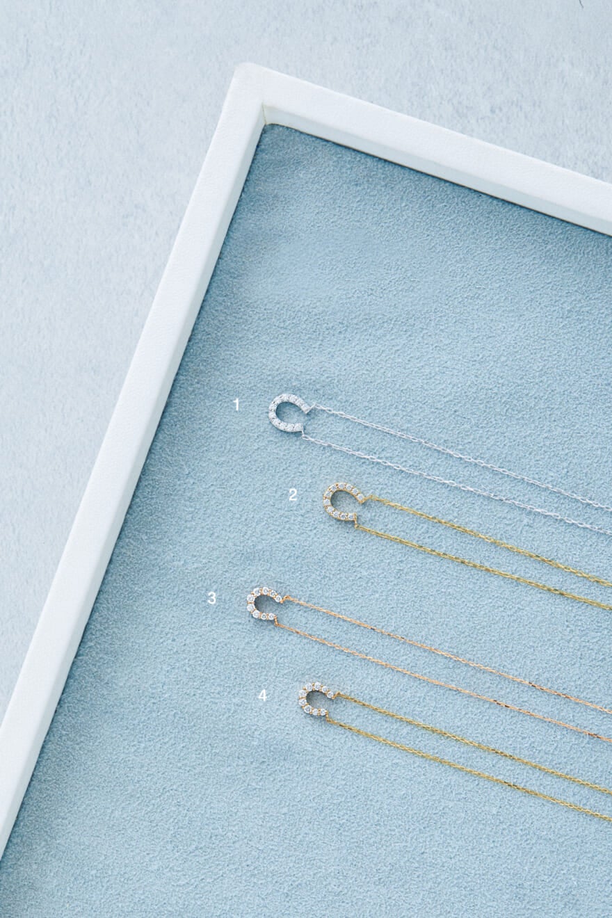 ダイヤモンドをあしらった馬蹄モチーフのネックレス